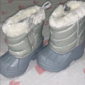 Brand new snow-boots.